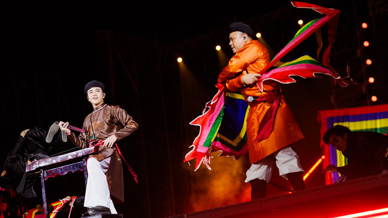 Tiết mục "Trống cơm" trong phim.