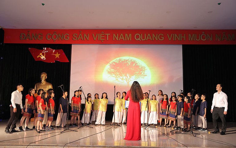 Phần trình diễn của dàn hợp xướng Vinschool.