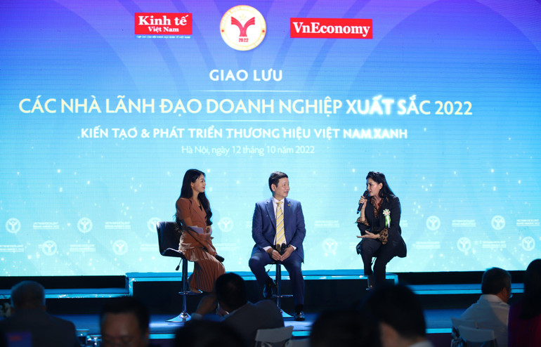 Các diễn giả doanh nhân trò chuyện tại chương trình.