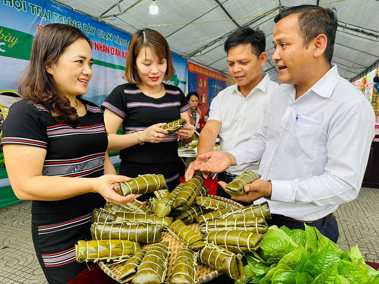 Bánh tét ôm nhau chuyển tải tình đoàn kết, yêu thương nhau trong cộng đồng dân tộc Hrê và với anh em đồng bào ở các vùng miền khác. Bánh tét ôm nhau chuyển tải tình đoàn kết, yêu thương nhau trong cộng đồng dân tộc Hrê và với anh em đồng bào ở các vùng miền khác.