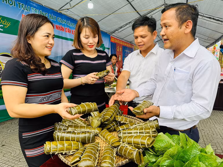 Bánh tét ôm nhau chuyển tải tình đoàn kết, yêu thương nhau trong cộng đồng dân tộc Hrê và với anh em đồng bào ở các vùng miền khác.