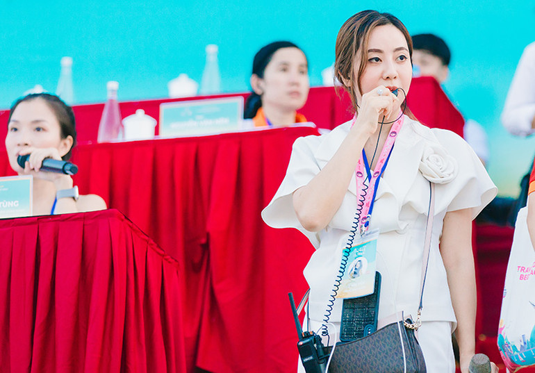 Tổng đạo diễn Lê Hải Yến tại hiện trường.