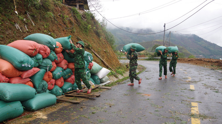 Hỗ trợ bà con vận chuyển lương thực đến nơi an toàn sau khi nhà dân bị tốc mái. Hỗ trợ bà con vận chuyển lương thực đến nơi an toàn sau khi nhà dân bị tốc mái.
