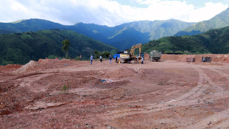 Mặt bằng nơi ở mới của bản Chà Dì xã Bum Tở đang được hoàn thiện.