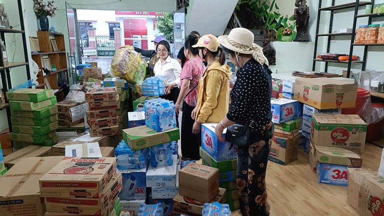 Người dân thị trấn Sìn Hồ tập kết hàng hóa để vận chuyển cứu trợ bà con vùng thiên tai.