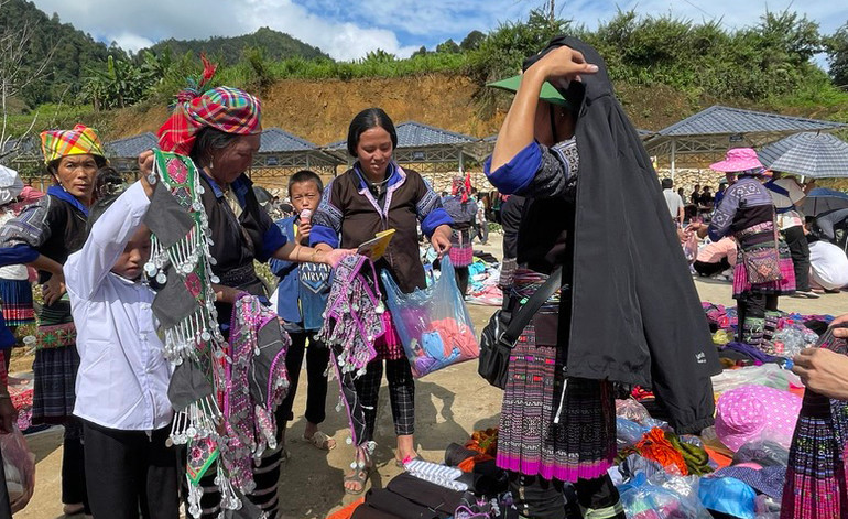 Bà con mua sắm vật dụng trang trí quần áo để đi chơi Tết Độc lập.