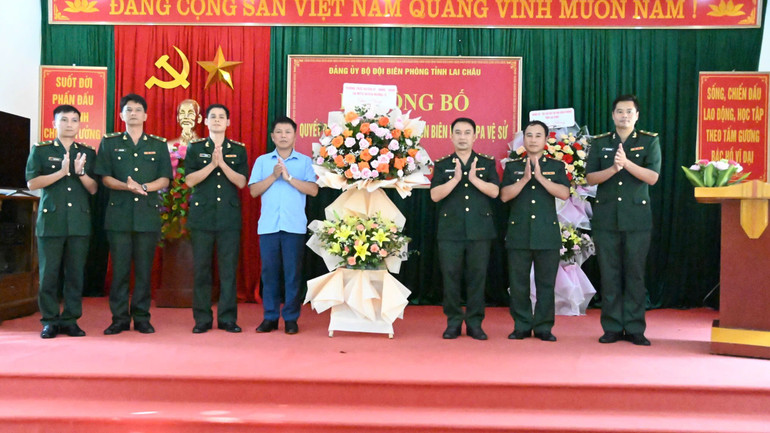 Lãnh đạo địa phương tặng hoa chúc mừng tập thể lãnh đạo Đảng ủy Đồn biên phòng Pa Vệ Sử. Lãnh đạo địa phương tặng hoa chúc mừng tập thể lãnh đạo Đảng ủy Đồn biên phòng Pa Vệ Sử.