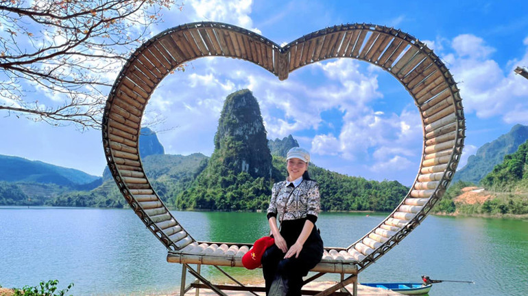 Nhiều hoạt động trải nghiệm và check-in cho du khách khi ghé thăm vịnh Pá Khôm.