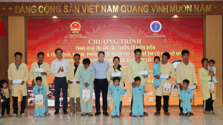 Trao hỗ trợ cho gia đình các cháu được phẫu thuật trong dịp này.