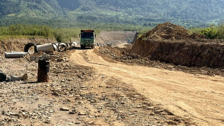 Mặt bằng cụm công nghiệp Than Uyên đang được triển khai thi công, đây sẽ là điểm nhấn về hạ tầng nhằm thu hút công nghiệp cho địa phương. Mặt bằng cụm công nghiệp Than Uyên đang được triển khai thi công, đây sẽ là điểm nhấn về hạ tầng nhằm thu hút công nghiệp cho địa phương.