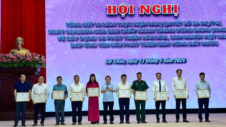 Lãnh đạo tỉnh Lai Châu trao Bằng khen cho các cá nhân.