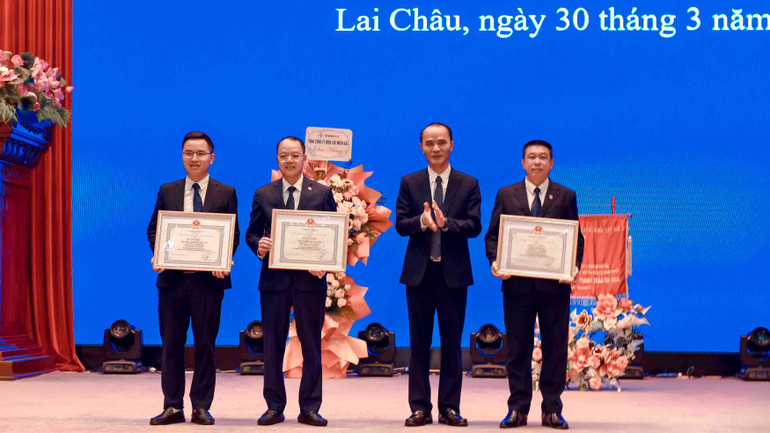 Trao Bằng khen cho đại diện các tập thể có thành tích xuất sắc. Trao Bằng khen cho đại diện các tập thể có thành tích xuất sắc.