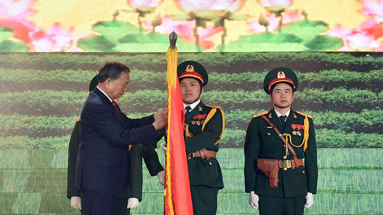 Thay mặt lãnh đạo Đảng, Nhà nước, Đại tướng Tô Lâm, Ủy viên Bộ Chính trị, Bộ trưởng Công an trao Huân chương Lao động hạng Nhất tặng Đảng bộ, chính quyền và nhân dân các dân tộc Lai Châu.