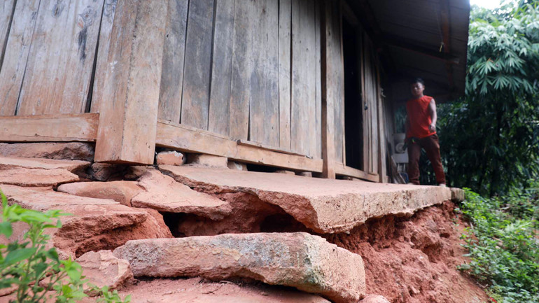 Nhà của người dân bản Khoàng Thèn xã Pa Vệ Sủ sạt nứt sau mưa.