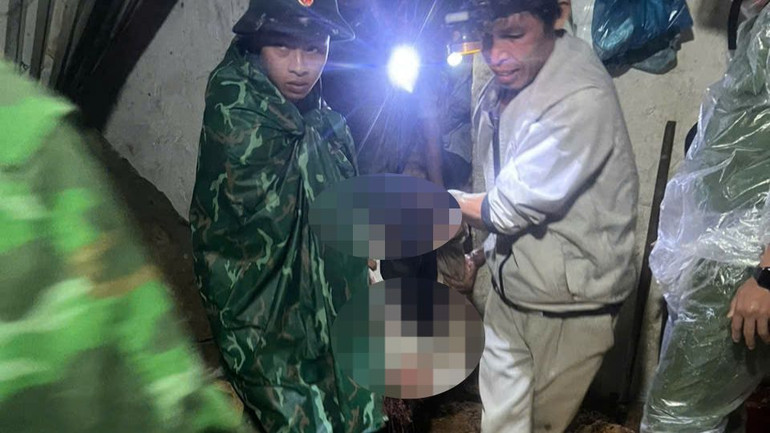 Lực lượng cứu hộ đưa thi thể nạn nhân ra khỏi nơi bị vùi lấp.