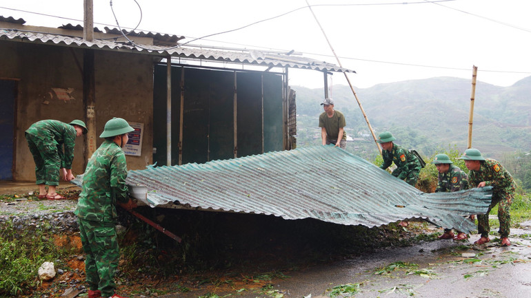 Hỗ trợ người dân bị thiệt hại khắc phục hậu quả mưa dông. Hỗ trợ người dân bị thiệt hại khắc phục hậu quả mưa dông.