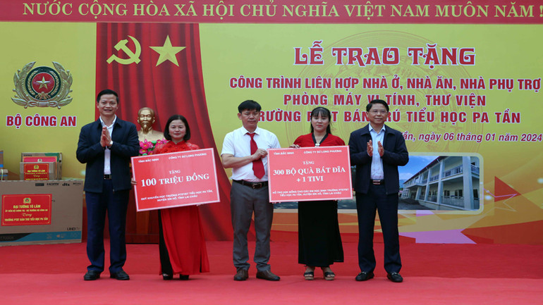 Các nhà hảo tâm trao hỗ trợ và đồ dùng sinh hoạt thiết yếu cho Trường Phổ thông dân tộc bán trú Tiểu học Pa Tần.