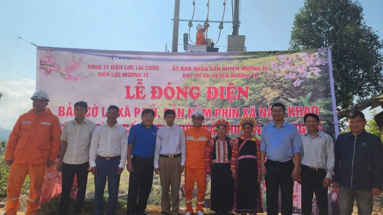 Đóng điện cho bản Nậm Phìn xã Nậm Khao. Đóng điện cho bản Nậm Phìn xã Nậm Khao.