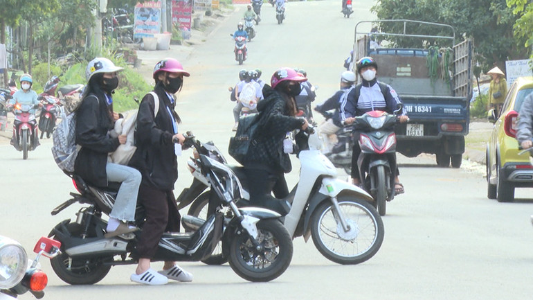 Tình trạng học sinh tham gia giao thông không bảo đảm an toàn vẫn còn xảy ra ở nhiều nơi.
