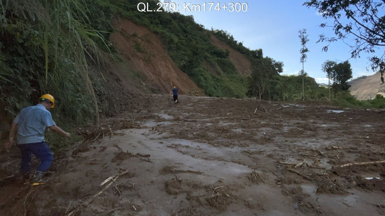 Nhiều điểm sạt lở trên Quốc lộ 279 gây ách tắc giao thông cục bộ.