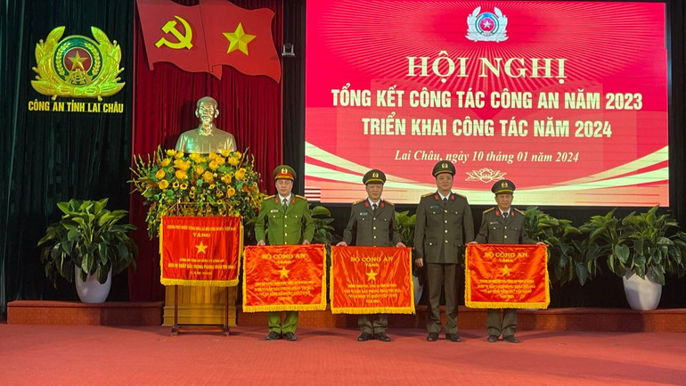 Lãnh đạo Công an Lai Châu trao cờ thi đua của Bộ Công an cho các đơn vị dẫn đầu trong phong trào thi đua Lãnh đạo Công an Lai Châu trao cờ thi đua của Bộ Công an cho các đơn vị dẫn đầu trong phong trào thi đua