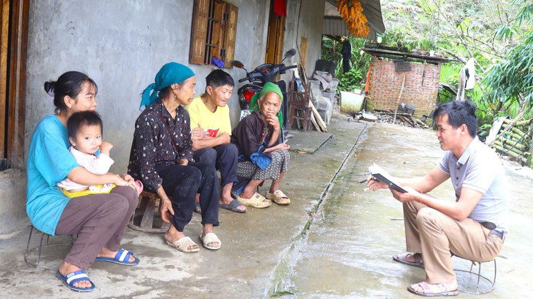 Cán bộ xã Làng Mô (huyện Sìn Hồ) tuyên truyền Luật Hôn nhân và Gia đình đến nhân dân bản Nhiều Sáng.