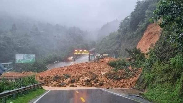 Sạt lở gây ách tắc giao thông nhiều giờ trên Quốc lộ 4H.