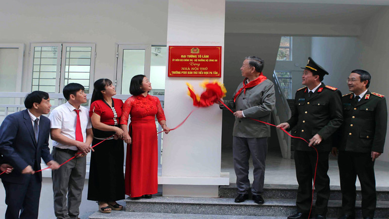 Bộ trưởng, Đại tướng Tô Lâm tháo băng gắn biển khánh thành nhà ở bán trú cho học sinh Trường Phổ thông dân tộc bán trú Tiểu học Pa Tần.