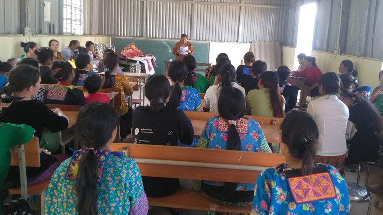 Cán bộ Hội Liên hiệp Phụ nữ Sìn Hồ tuyên truyền tác hại của tảo hôn, hôn nhân cận huyết tại xã Phìn Hồ.