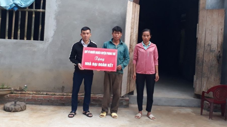 Hàng trăm hộ dân được Ủy ban Mặt trận Tổ quốc huyện Phong Thổ hỗ trợ xóa nhà tạm, dột nát.