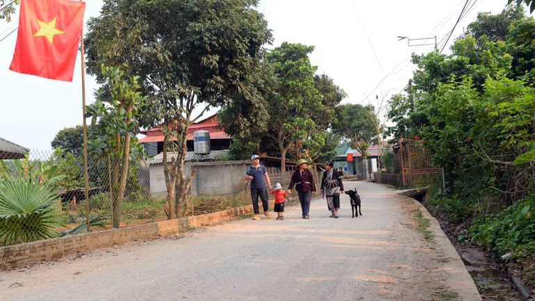 Ông Kẻo và người dân bản Pậu là những điểm sáng góp phần cùng chính quyền nhân dân trong xã hoàn thành chương trình xây dựng nông thôn mới.