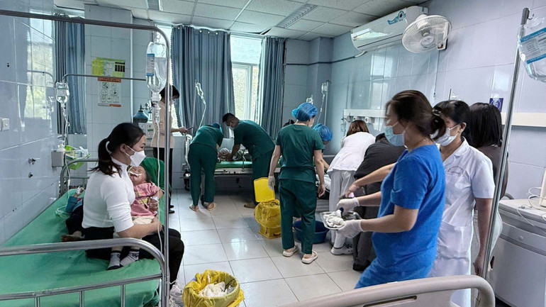 Các ý bác sỹ tiến hành cấp cứu cho các cháu.