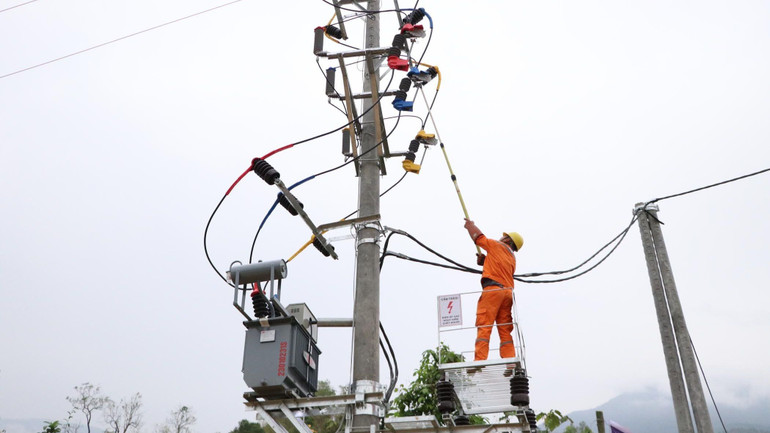 Đóng điện cho người dân bản Nậm Cày, xã Nậm Hàng, huyện Nậm Nhùn.