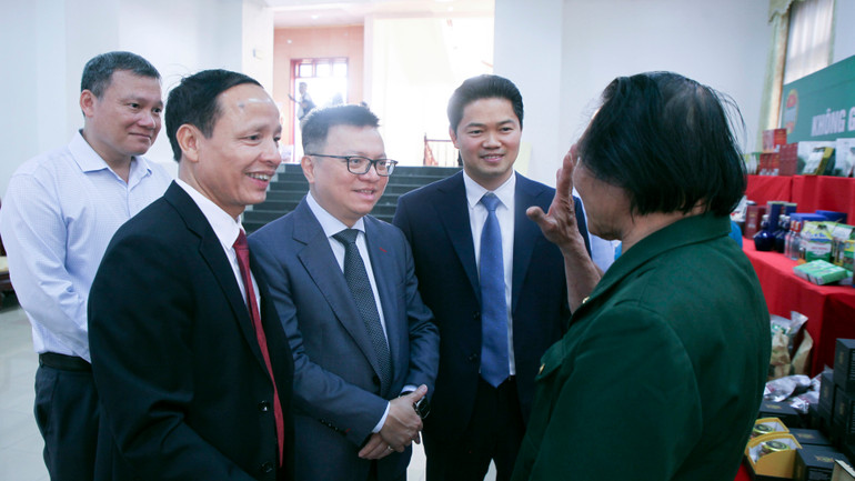 Các đại biểu trò chuyện với cán bộ nghỉ hưu. Các đại biểu trò chuyện với cán bộ nghỉ hưu.