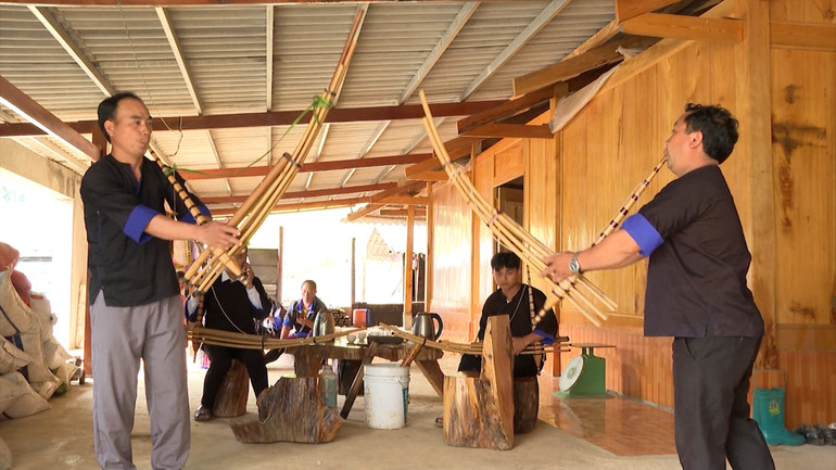 Những người đàn ông tập luyện lại những bài khèn để ngày Tết Độc lập xuống huyện giao lưu.