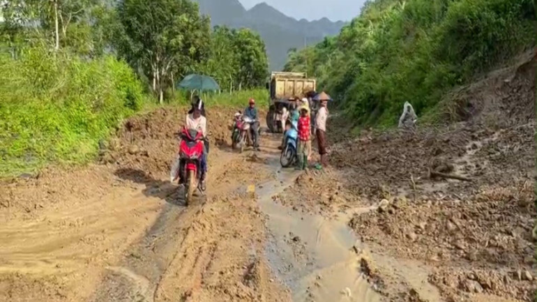 Một điểm sạt lở được khắc phục tạm thời để người dân đi lại.