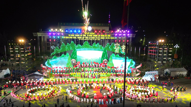 Chương trình nghệ thuật chào mừng tại Lễ kỷ niệm.