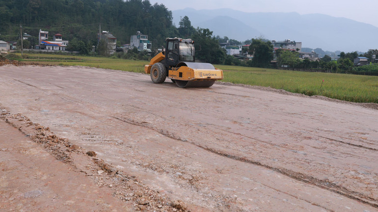 Thị trấn Than Uyên được mở rộng hướng phát triển về 2 phía đông và tây của Quốc lộ 32. Thị trấn Than Uyên được mở rộng hướng phát triển về 2 phía đông và tây của Quốc lộ 32.