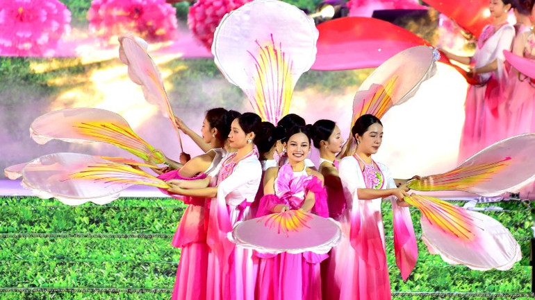 Màn biểu diễn nghệ thuật đặc sắc tại đêm khai mạc.