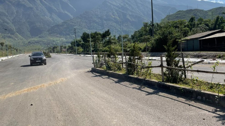 Tuyến đường vào của cụm công nghiệp Than Uyên dần được hoàn thiện. Tuyến đường vào của cụm công nghiệp Than Uyên dần được hoàn thiện.