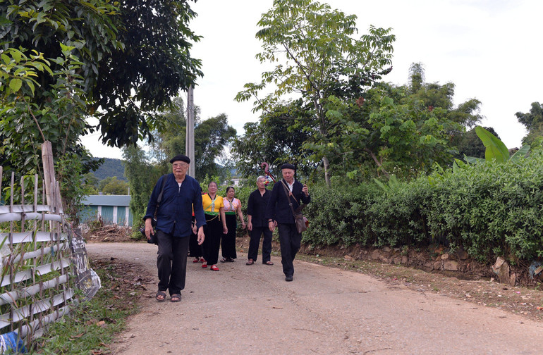 Dù tuổi đã cao, nhưng ở địa phương có bất kỳ sự kiện văn hóa nào, ông cũng đến và ghi chép một cách bài bản làm tư liệu nghiên cứu.