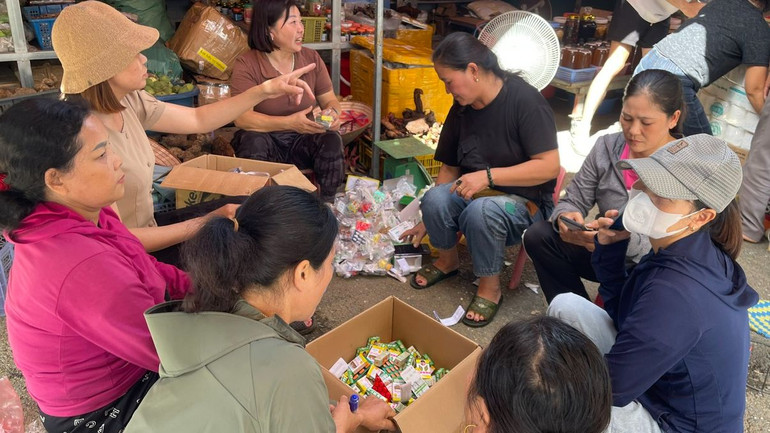 Người dân thị trấn Tam Đường đóng góp nhu yếu phẩm gửi đồng bào vùng thiên tai Lào Cai.