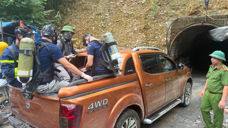Lực lượng cứu hộ di chuyển vào hiện trường vụ việc.