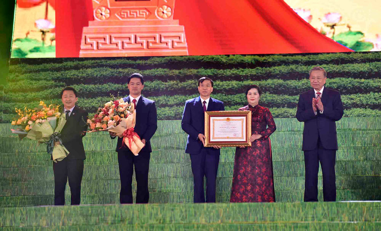 Thay mặt lãnh đạo Đảng, Nhà nước, Đại tướng Tô Lâm, Ủy viên Bộ Chính trị, Bộ trưởng Công an trao Huân chương Lao động hạng Nhất tặng Đảng bộ, chính quyền và nhân dân các dân tộc Lai Châu.