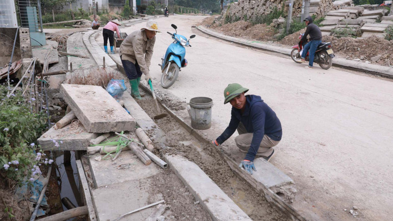 Nâng cấp các tuyến đường nhánh nối tuyến nội thị với các tuyến đường mới nhằm nhằm giảm tải cho tuyến Quốc lộ 32 chạy qua trung tâm huyện. Nâng cấp các tuyến đường nhánh nối tuyến nội thị với các tuyến đường mới nhằm nhằm giảm tải cho tuyến Quốc lộ 32 chạy qua trung tâm huyện.