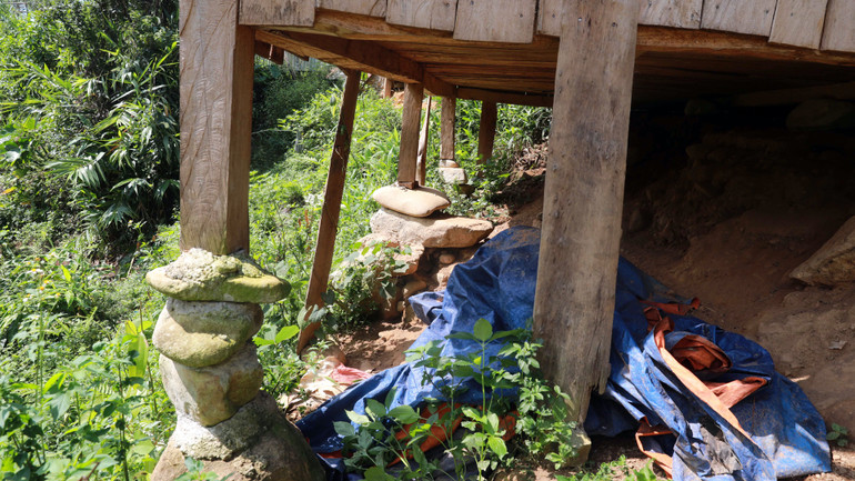 Nhà của một hộ dân bản Khoàng Thèn nằm chênh vênh với nguy cơ đổ sập bất cứ lúc nào.