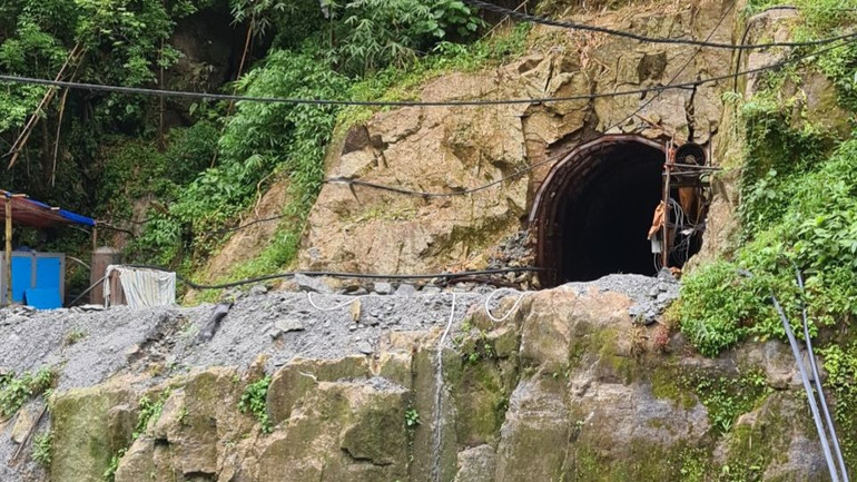 Cửa hầm dẫn nước số 3 nơi xảy ra vụ việc đáng tiếc khiến 1 người chết 1 người thương nặng.