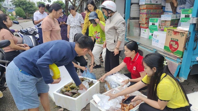 Người dân thị trấn Sìn Hồ tập kết hàng hóa để vận chuyển cứu trợ bà con vùng thiên tai.