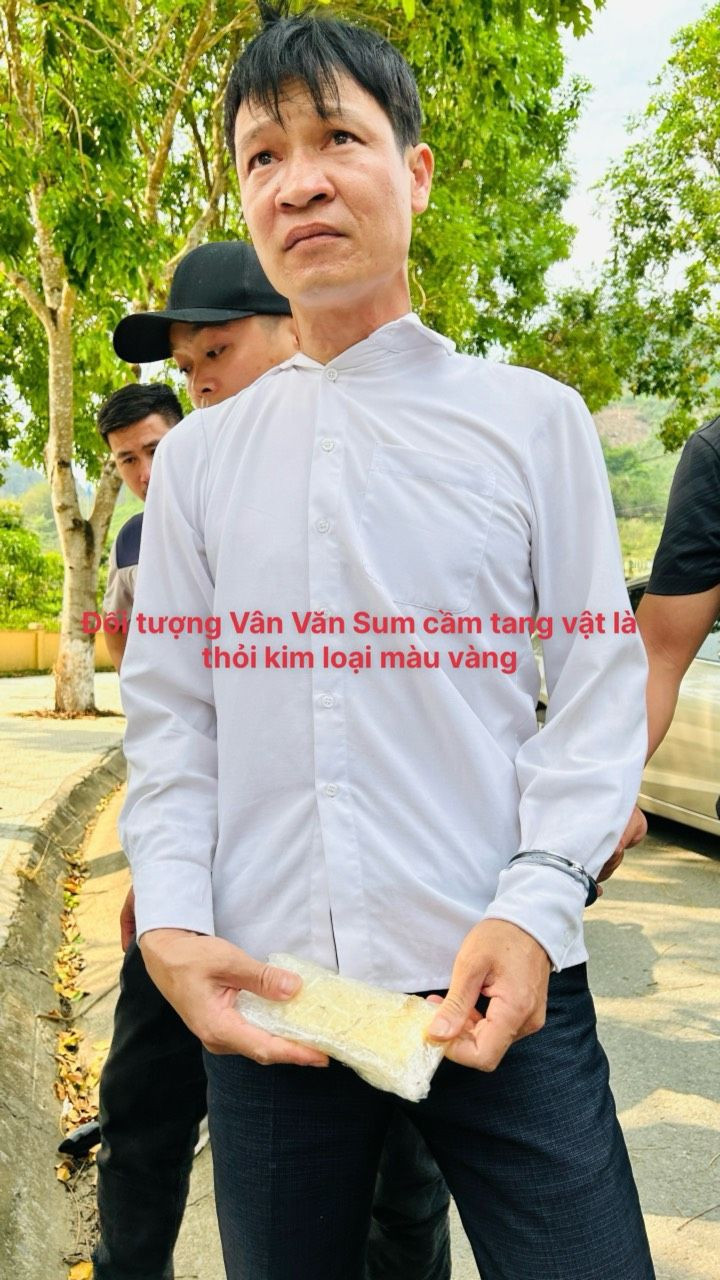 Đối tượng Vân Văn Sum và tang vật của vụ án.