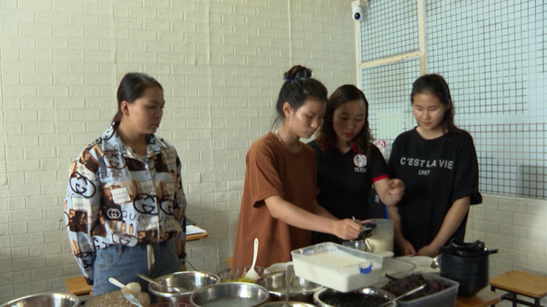 Khởi nghiệp từ quán chè sau khi có được sự hỗ trợ từ chương trình “Bình đẳng giới và nâng cao vị thế cho phụ nữ và trẻ em gái dân tộc thiểu số tại Lai Châu”. Khởi nghiệp từ quán chè sau khi có được sự hỗ trợ từ chương trình “Bình đẳng giới và nâng cao vị thế cho phụ nữ và trẻ em gái dân tộc thiểu số tại Lai Châu”.